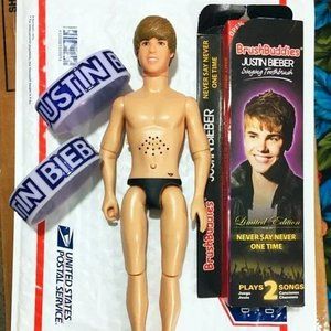 JUSTIN BIEBER COLLECTIBLES MEMORABILIA MIXED LOT BRUSH BRACELETS TALKING DOLL